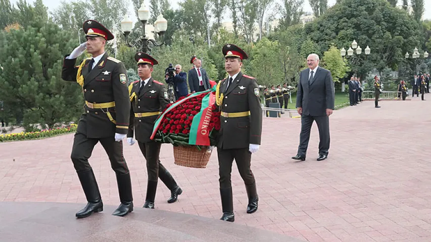 Лукашэнка ў Ташкенце ўсклаў кветкі да помніка першаму прэзідэнту Узбекістана