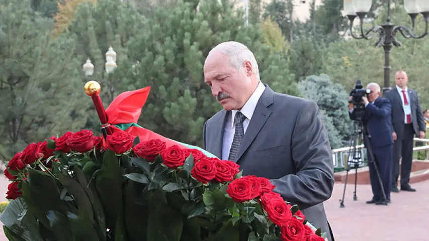 Лукашэнка ў Ташкенце ўсклаў кветкі да помніка першаму прэзідэнту Узбекістана