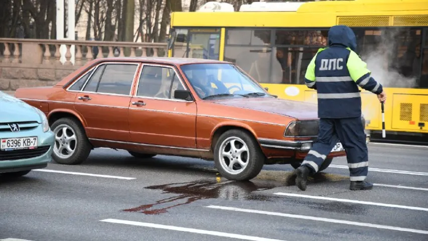 У цэнтры сталіцы задымілася машына, супрацоўнік ДПС штурхаў яе рукамі (фота)