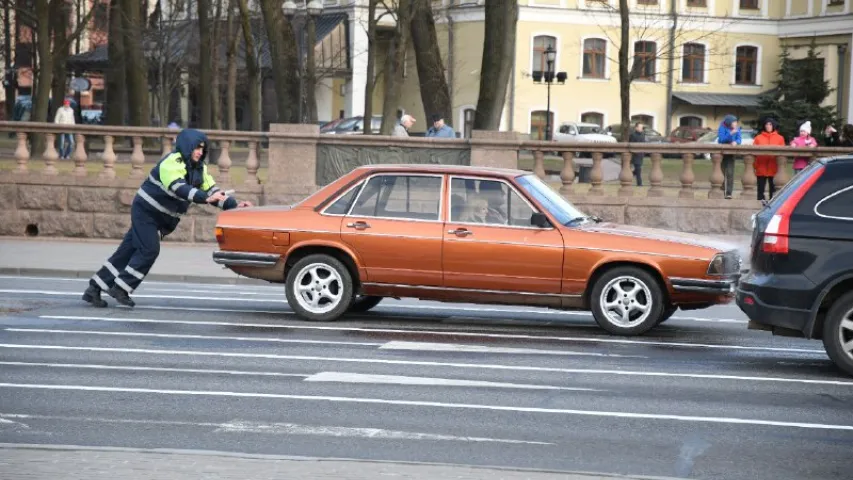У цэнтры сталіцы задымілася машына, супрацоўнік ДПС штурхаў яе рукамі (фота)