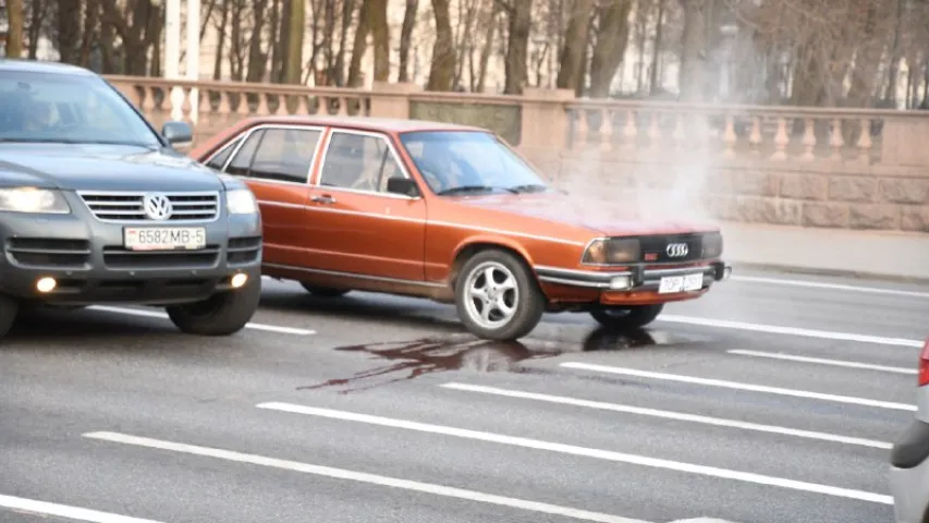 У цэнтры сталіцы задымілася машына, супрацоўнік ДПС штурхаў яе рукамі (фота)