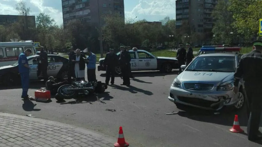 У Магілёве матацыкліст, уцякаючы, урэзаўся ў патрульную машыну ДАІ
