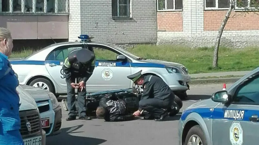 У Магілёве матацыкліст, уцякаючы, урэзаўся ў патрульную машыну ДАІ