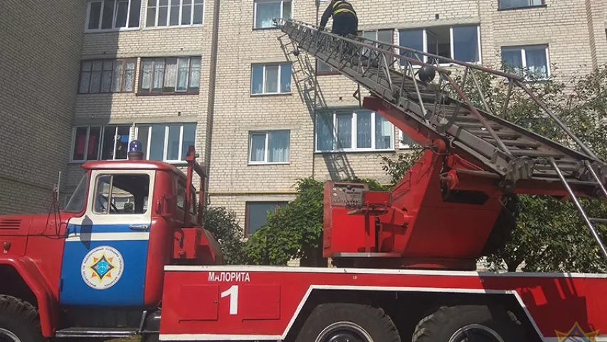 У Маларыце аднагадовая дачка зачыніла маму на гаўбцы чацвёртага паверху