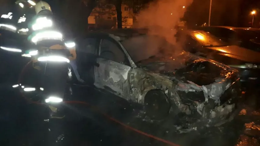 У Мінску ля двух пад’ездаў аднаго дома ўначы згарэлі машыны