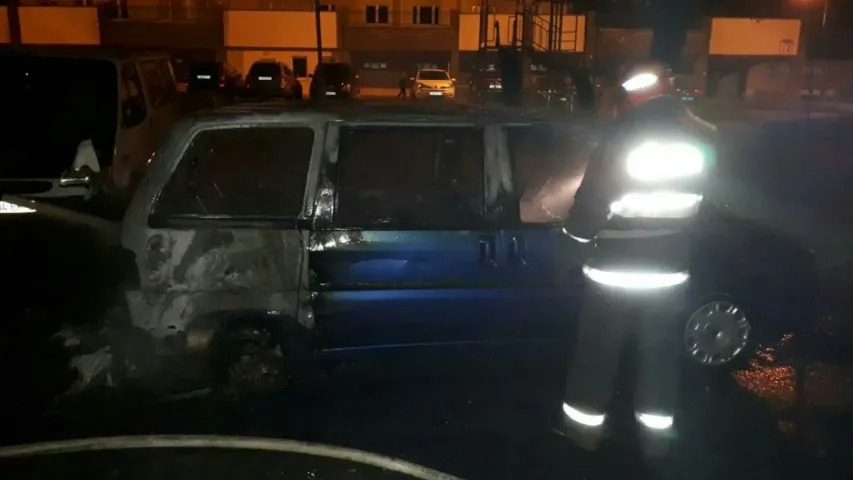 У Мінску ля двух пад’ездаў аднаго дома ўначы згарэлі машыны
