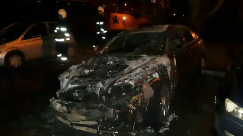 У Мінску ля двух пад’ездаў аднаго дома ўначы згарэлі машыны
