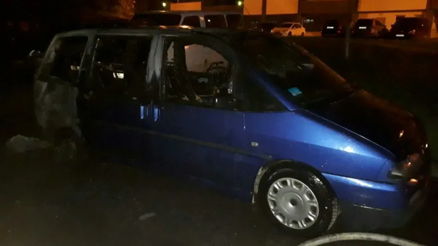 У Мінску ля двух пад’ездаў аднаго дома ўначы згарэлі машыны