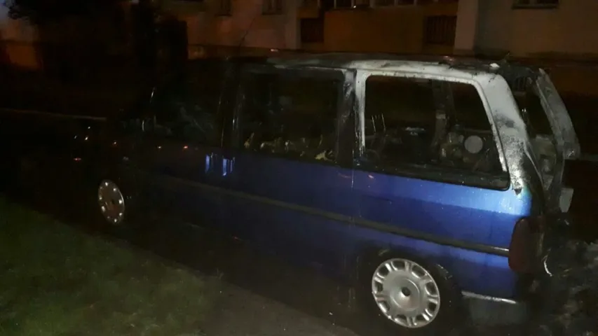 У Мінску ля двух пад’ездаў аднаго дома ўначы згарэлі машыны