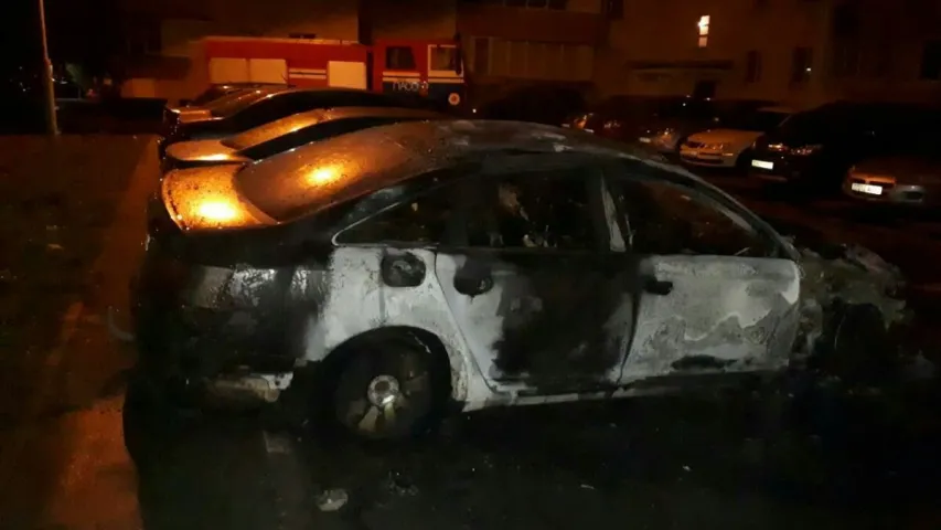 У Мінску ля двух пад’ездаў аднаго дома ўначы згарэлі машыны
