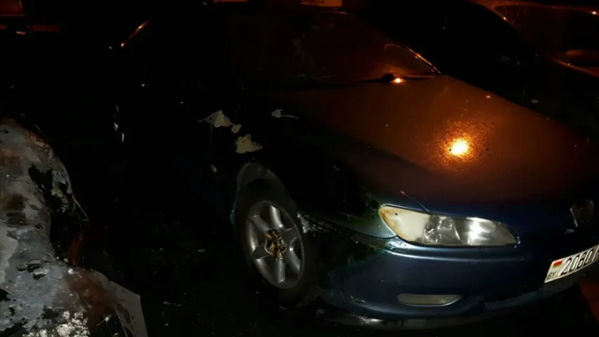 У Мінску ля двух пад’ездаў аднаго дома ўначы згарэлі машыны