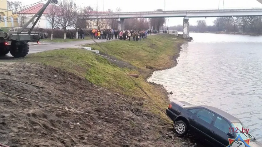 У Пінску ў рацэ Піна "вылоўлівалі" аўтамабіль (фота)