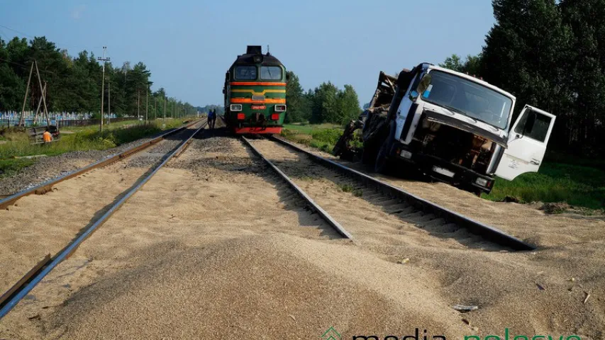 Пад Лунінцам лакаматыў урэзаўся ў МАЗ з прычэпам (фота)