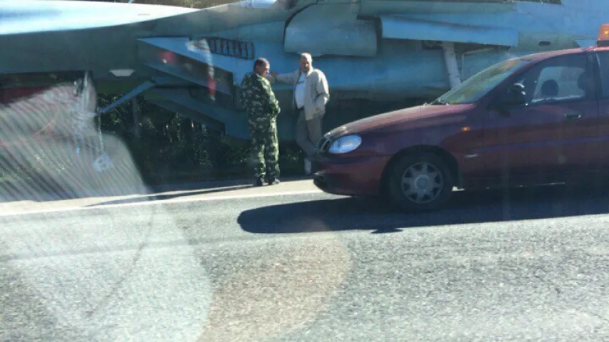 Стала вядома, як Су-27 апынуўся ў кювеце аўтатрасы ў Аршанскім раёне (фота)