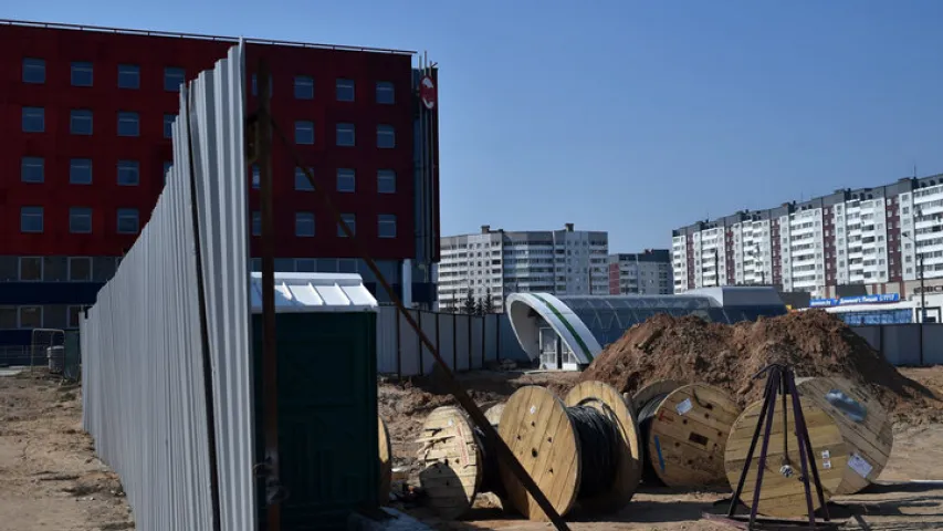 Вакол новых станцыяў метро здымаюць будаўнічыя агароджы — што там?