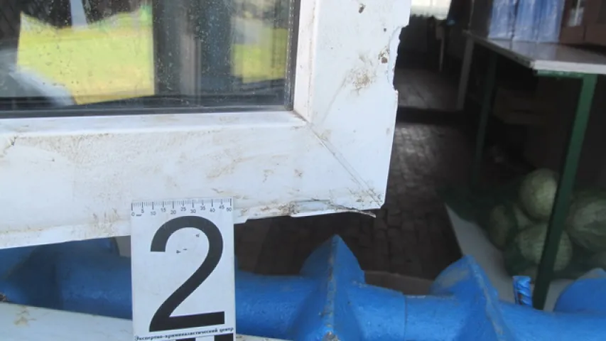 Каб заблытаць следчых, мядзельскія злодзеі кінулі шпрыцы каля абакрадзенай крамы