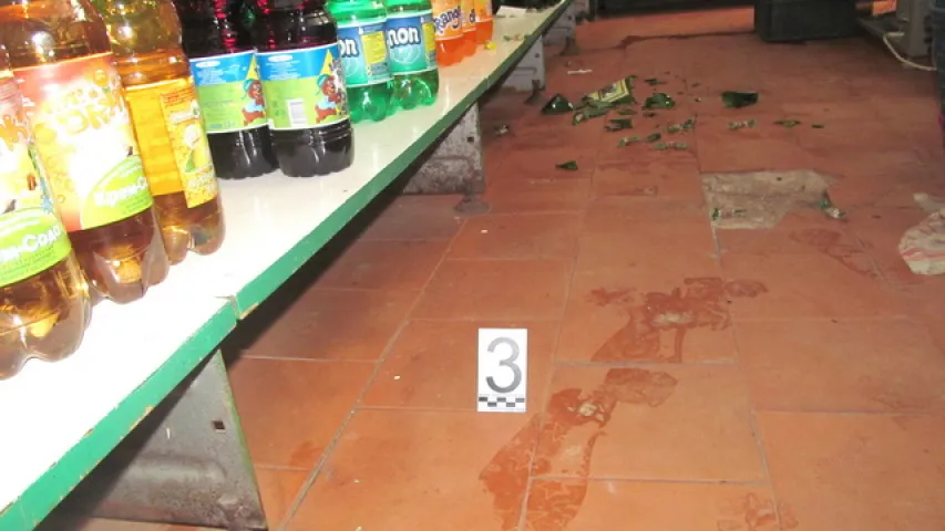 Каб заблытаць следчых, мядзельскія злодзеі кінулі шпрыцы каля абакрадзенай крамы