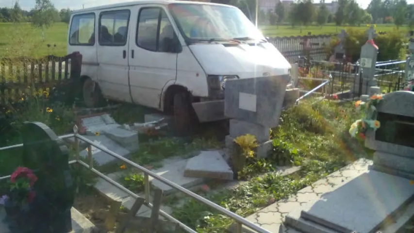 У Жабінцы п'яны бяспраўнік учыніў аўтапагром на могілках