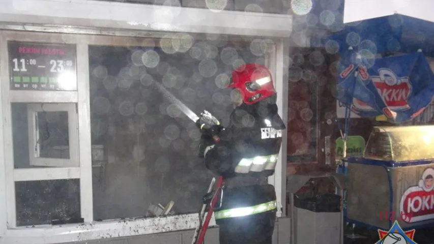 У цэнтры Мінска згарэла міні-кавярня (фота, відэа)