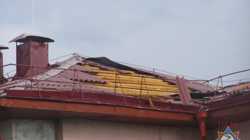 У Касцюковіцкім і Хоцімскім раёнах вецер пашкодзіў дахі будынкаў (фота)