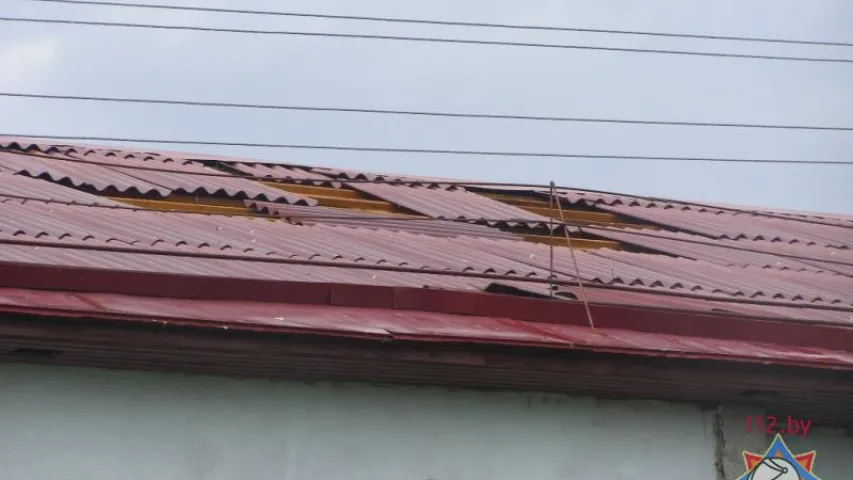 У Касцюковіцкім і Хоцімскім раёнах вецер пашкодзіў дахі будынкаў (фота)