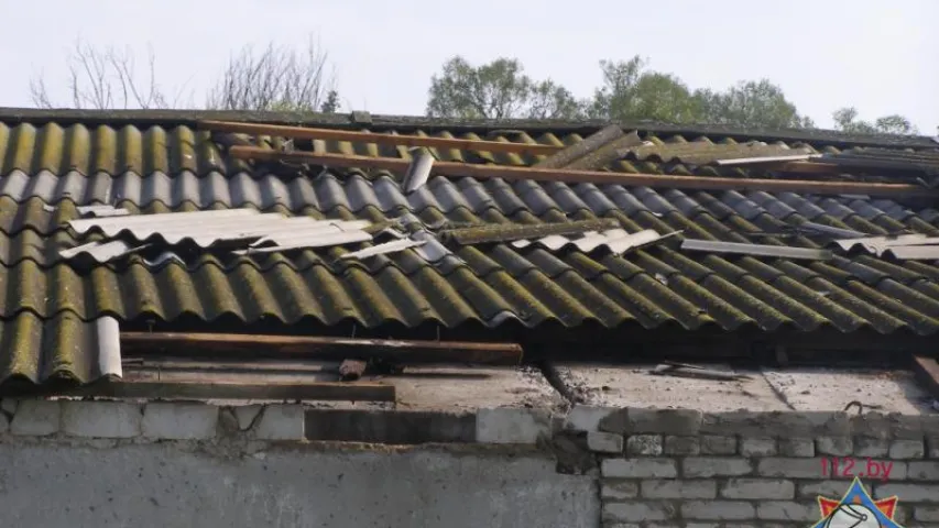 У Касцюковіцкім і Хоцімскім раёнах вецер пашкодзіў дахі будынкаў (фота)