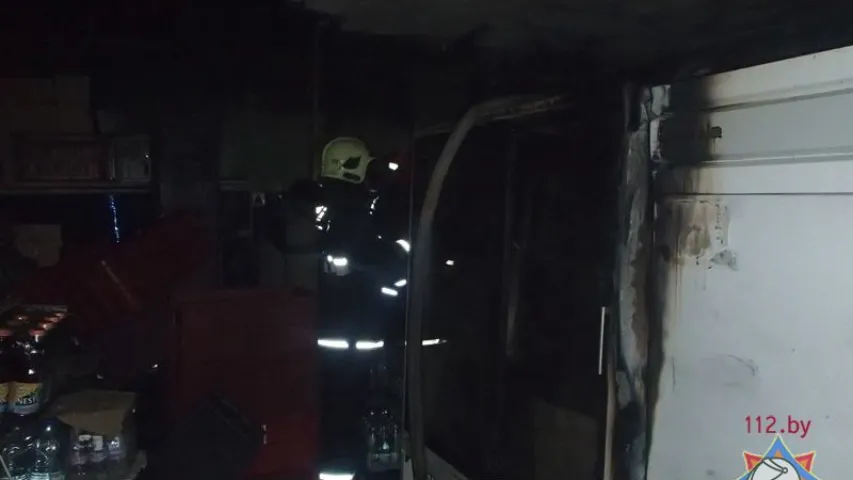 У Мінску ўначы з-за пажару ў краме эвакуявалі 27 чалавек (фота)