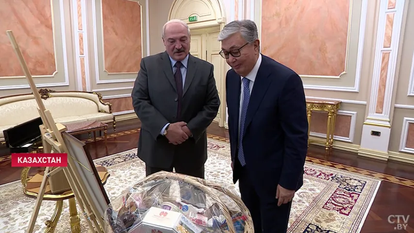 Лукашэнка падарыў прэзідэнту Казахстана кошык з прадуктамі (фота, відэа)
