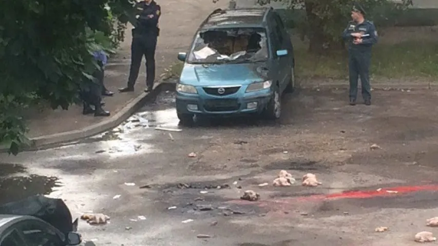 У Мінску падпалілі тры машыны, а побач раскідалі курыныя тушкі