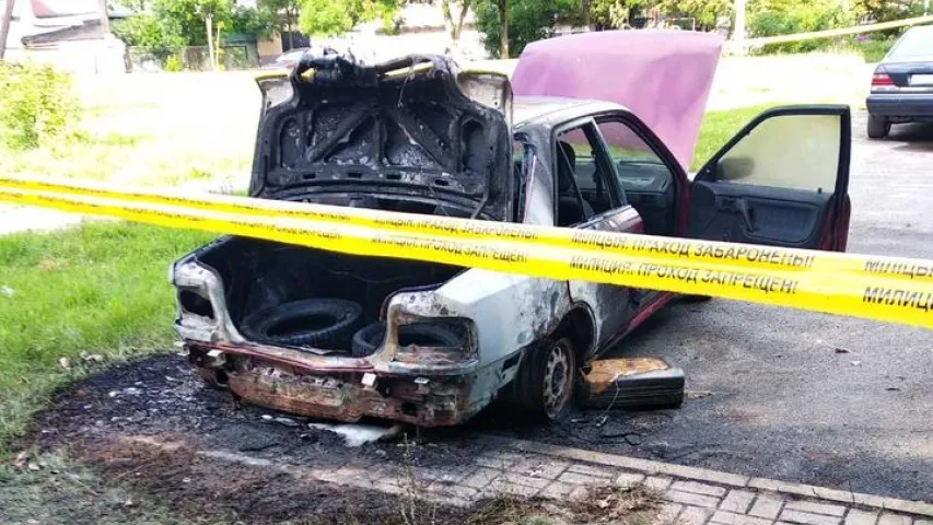 У Мінску падпалілі тры машыны, а побач раскідалі курыныя тушкі