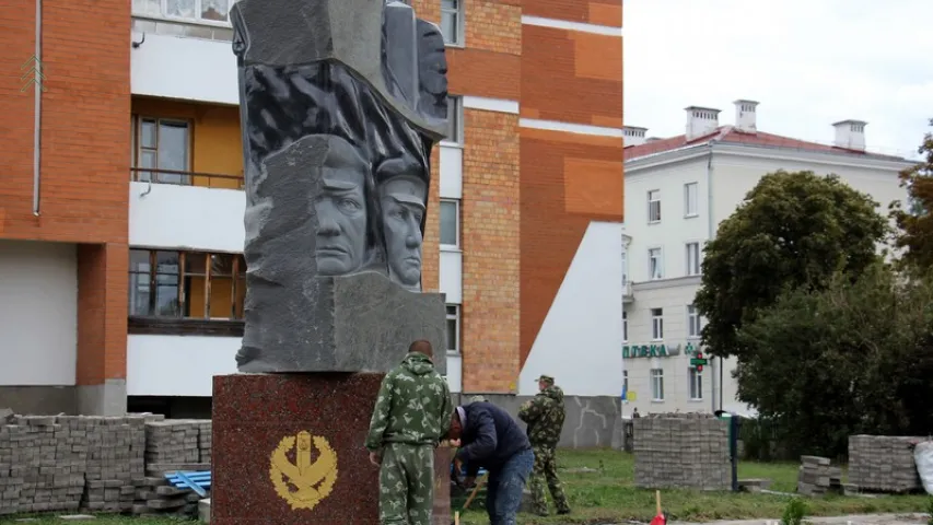 У Пінску з'явіўся помнік суровым памежнікам у савецкіх фуражках
