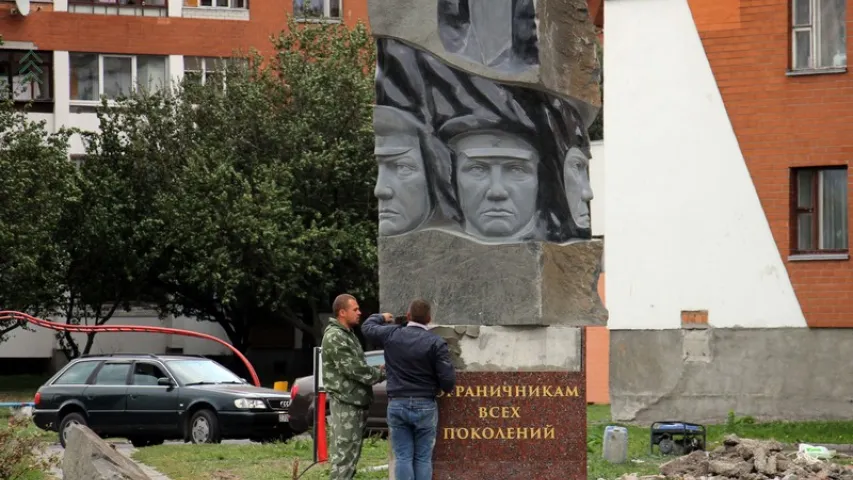 У Пінску з'явіўся помнік суровым памежнікам у савецкіх фуражках