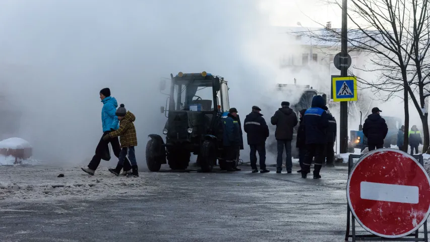 Партызанскі праспект у Мінску зацягнула парай з-пад зямлі (фота, відэа)