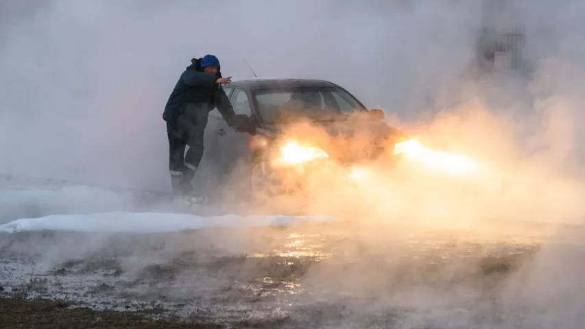 Партызанскі праспект у Мінску зацягнула парай з-пад зямлі (фота, відэа)