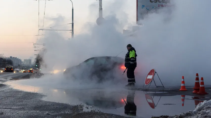 Партызанскі праспект у Мінску зацягнула парай з-пад зямлі (фота, відэа)