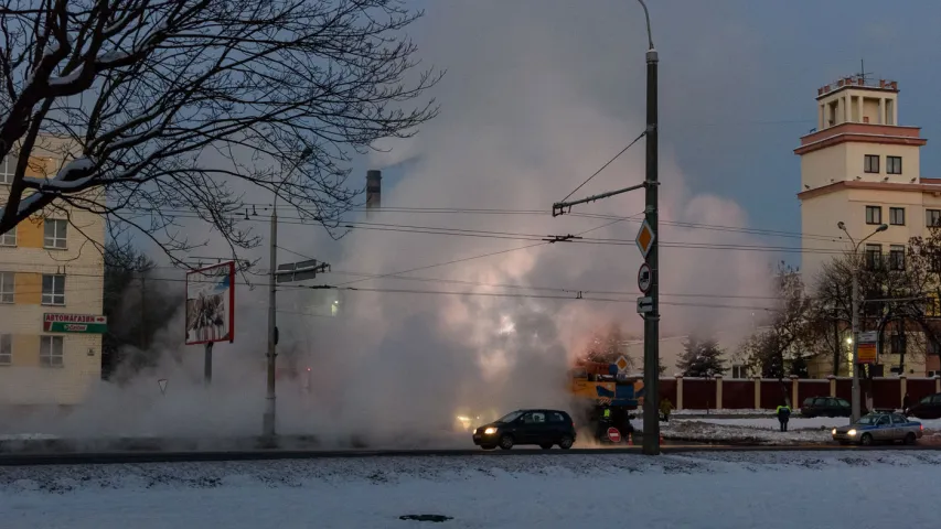 Партызанскі праспект у Мінску зацягнула парай з-пад зямлі (фота, відэа)
