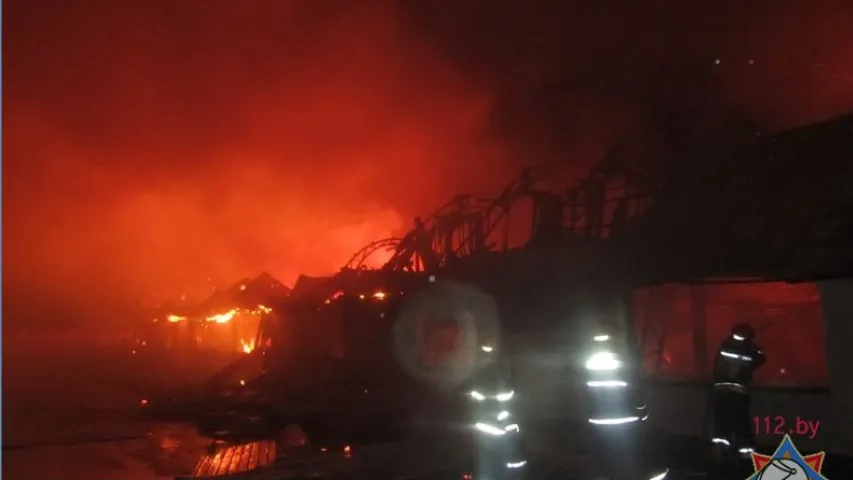 Уначы ў Гродне адкрытым агнём гарэў мэблевы цэх (фота)