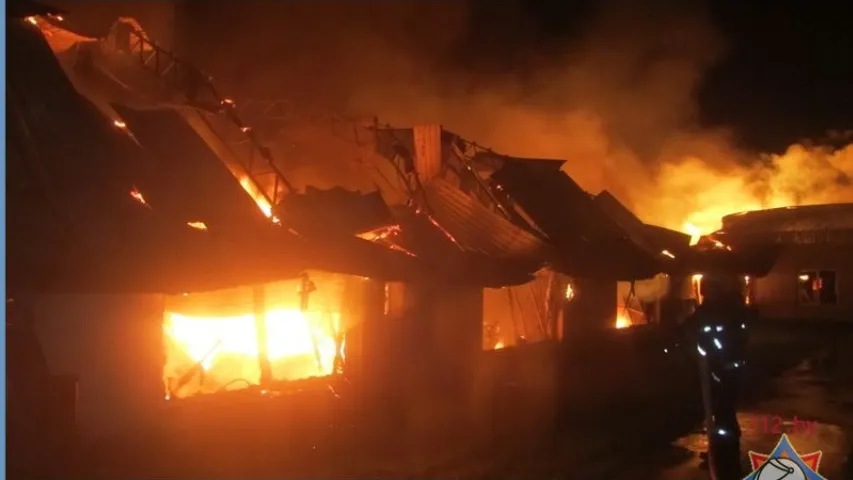 Уначы ў Гродне адкрытым агнём гарэў мэблевы цэх (фота)