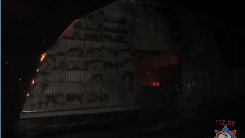 Уначы ў Гродне адкрытым агнём гарэў мэблевы цэх (фота)