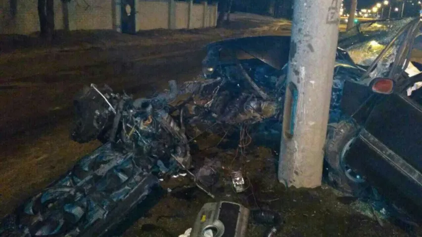 У Мінску п’яны кіроўца на Renault уцякаў ад ДАІ і ўрэзаўся ў слуп (фота)