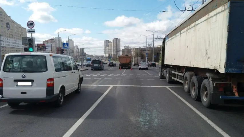 У Мінску ў грузавіка адмовілі тармазы, ён пратараніў два аўтамабілі (фота)