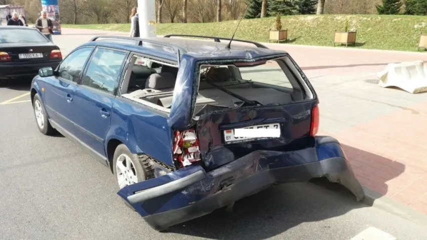 У Мінску ў грузавіка адмовілі тармазы, ён пратараніў два аўтамабілі (фота)
