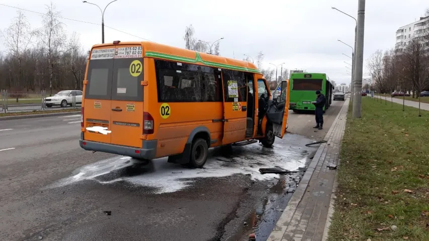 У Мінску сутыкнуліся аўтобус і маршрутка, у бальніцу завезлі 5 чалавек (фота)