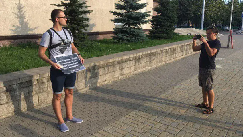 У Мінску прайшоў адзіночны пікет супраць “закона аб адтэрміноўках” 
