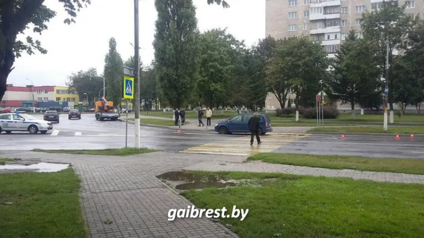 У Пінску аўтамабіль збіў на пераходзе бабулю з унучкай