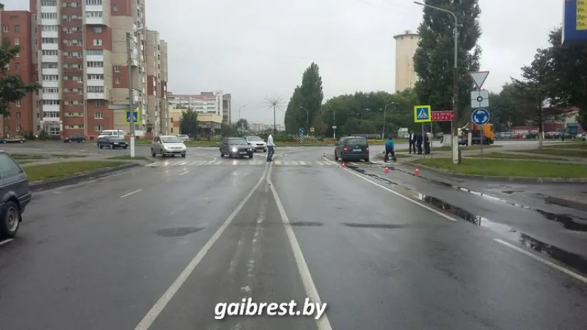 У Пінску аўтамабіль збіў на пераходзе бабулю з унучкай