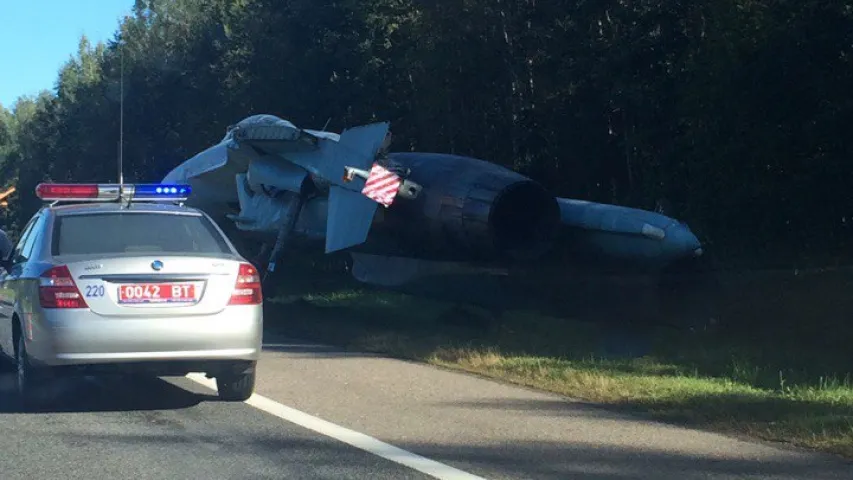 Стала вядома, як Су-27 апынуўся ў кювеце аўтатрасы ў Аршанскім раёне (фота)