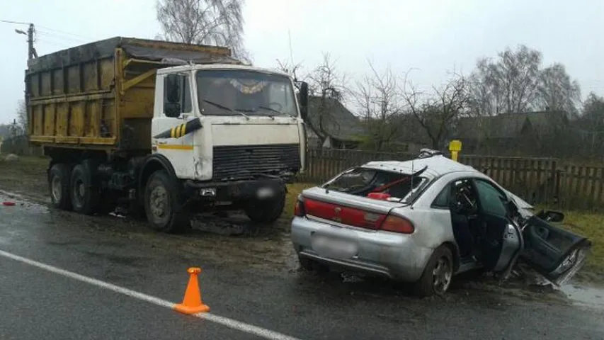 У Пружанскім раёне “Мазда” трапіла пад грузавік, кіроўца легкавіка загінула