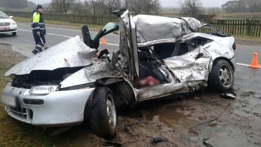 У Пружанскім раёне “Мазда” трапіла пад грузавік, кіроўца легкавіка загінула