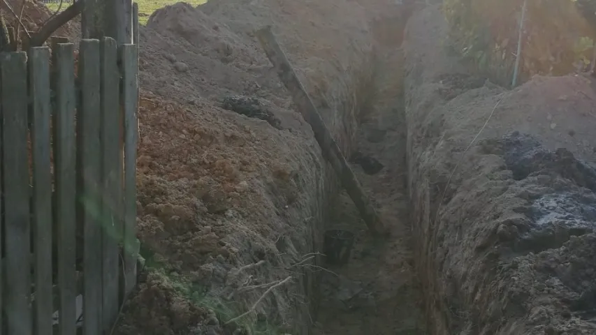 Пад Салігорскам засыпала зямлёй мужчыну, які капаў траншэю (фота)